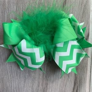 NWT 𝅺Girls Christmas Hair Bow - Green Chevron Print With Feather Accent